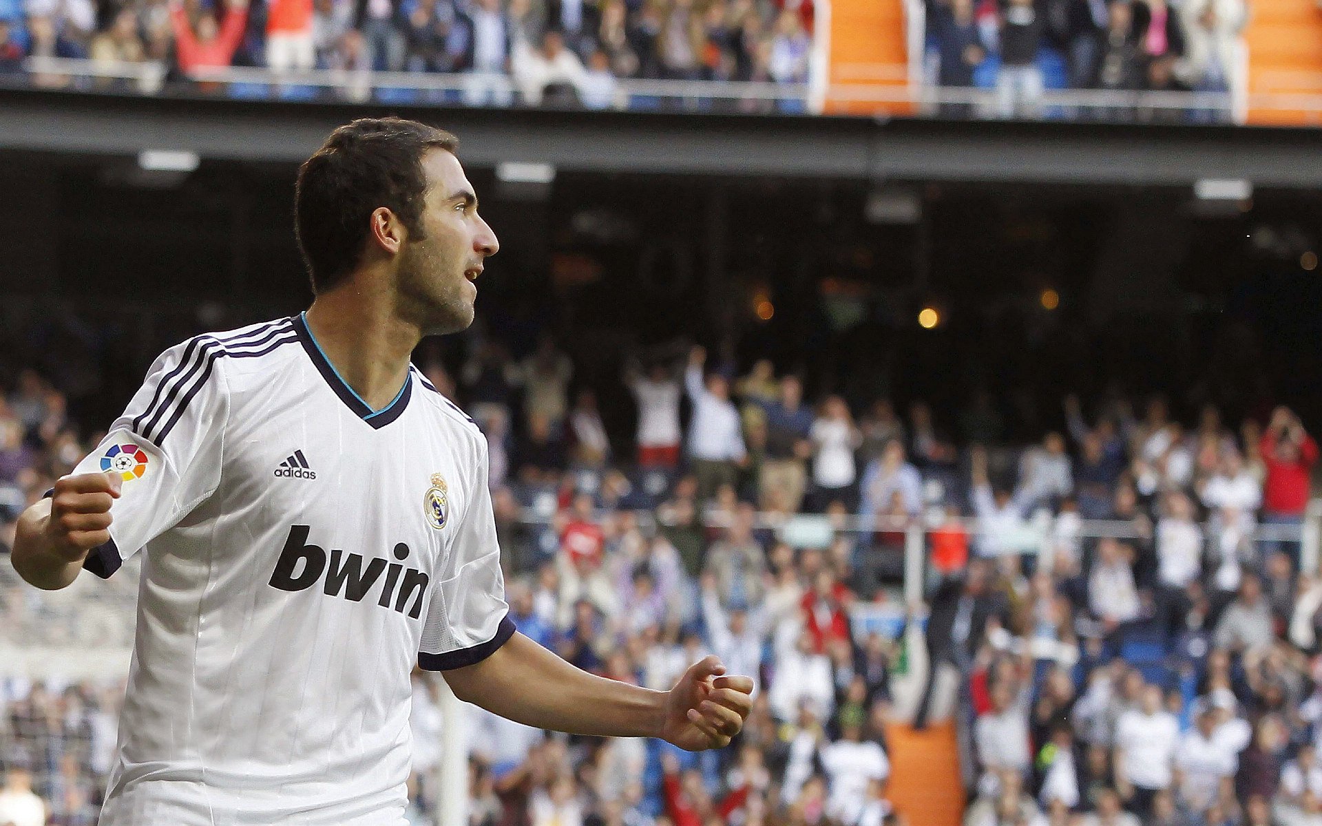 中前场联动压迫制造三角围抢