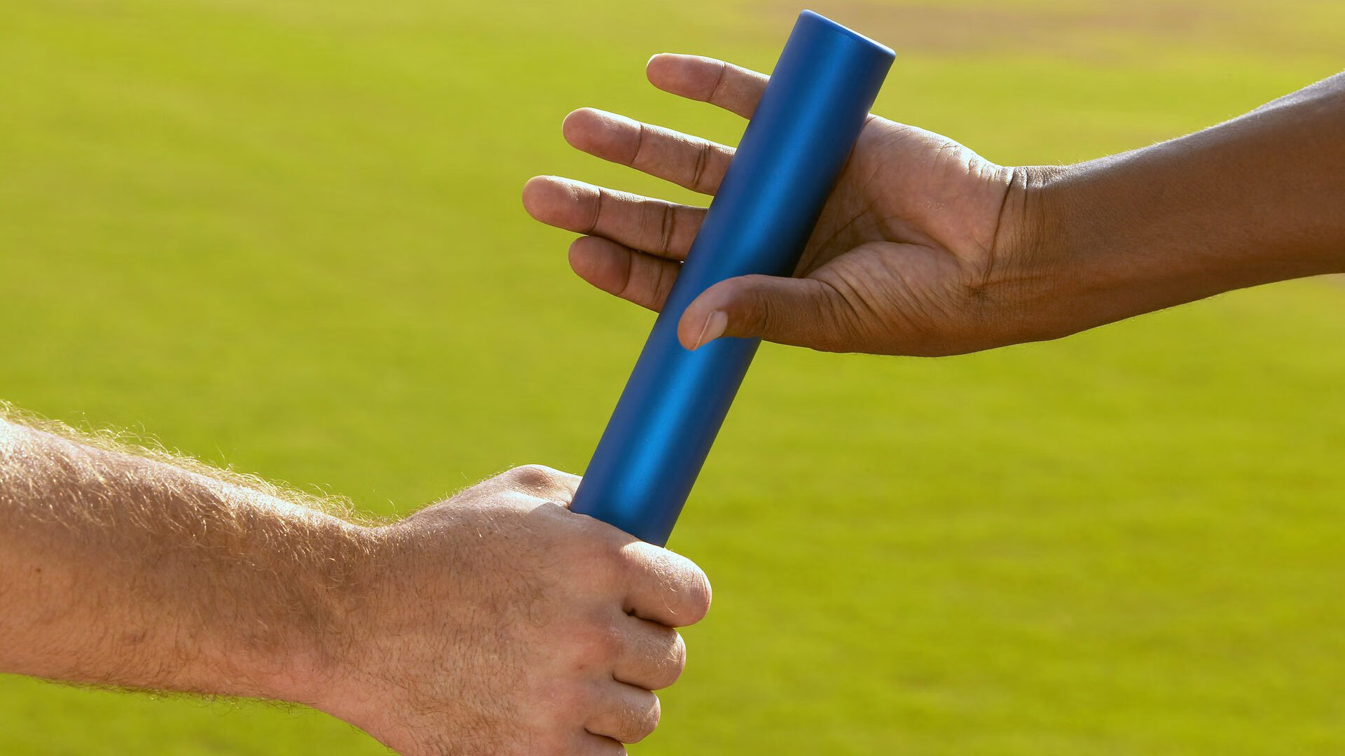 “简阳文体中心羽毛球赛事：技术高超选手争锋决胜”